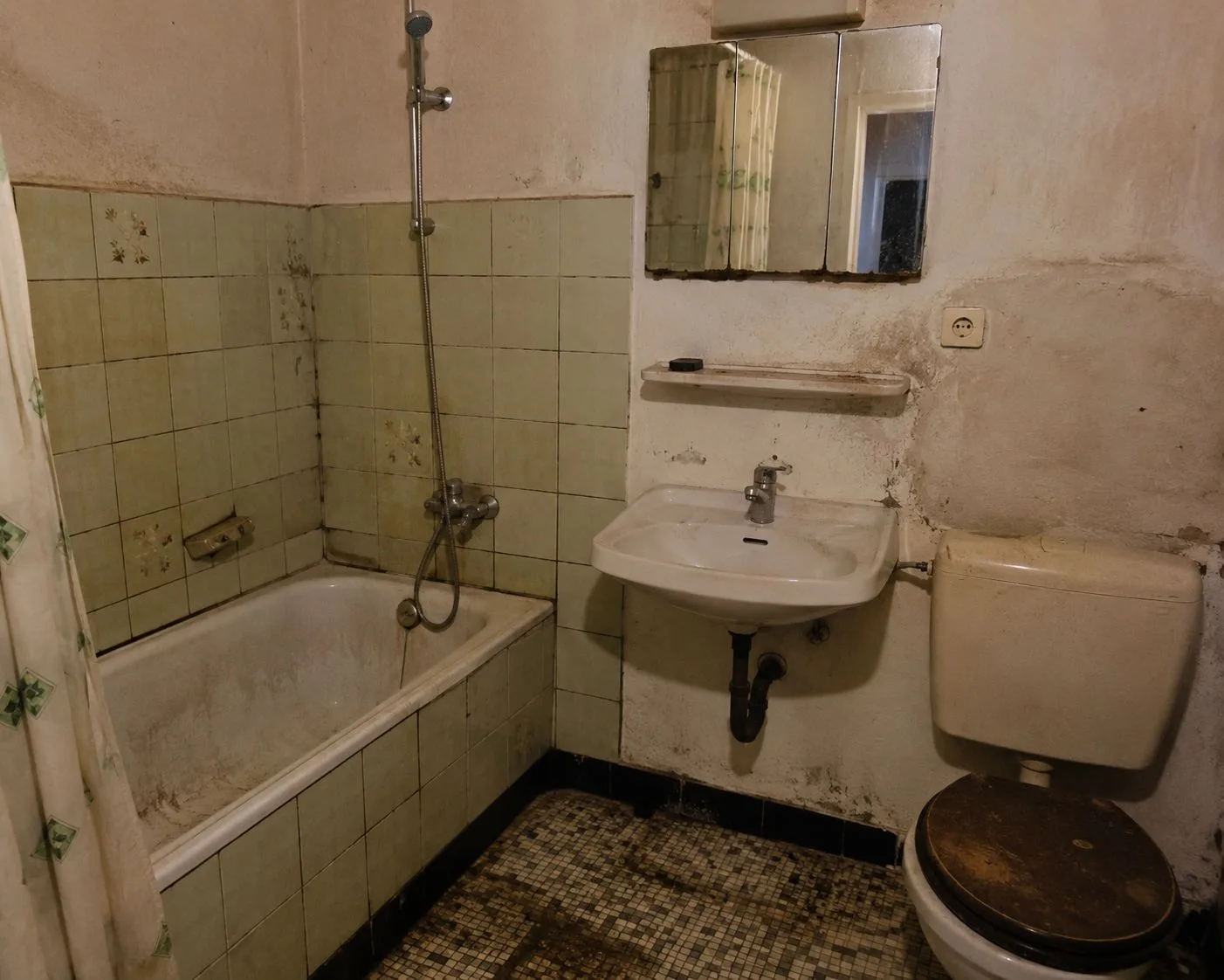 Vorher – altes Badezimmer